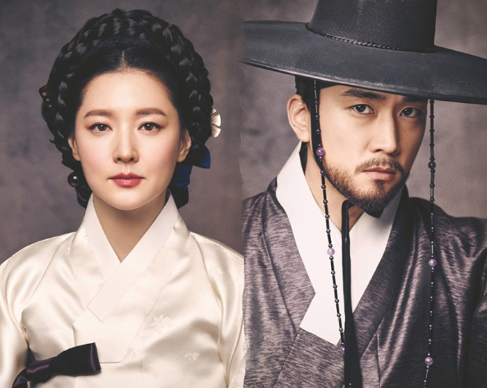 TV stars Lee Young-ae (left) and Song Seung-heon play the leads in the TV show ‘Saimdang, Light’s Diary.’